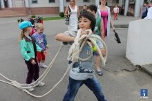 Мальчик относит канат, рядом девочки и родители, ивантеевская зарядка, Московская область