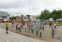 Массовая зарядка, показывает упражнения юный спортсмен, Первомайская площадь, город Ивантеевка Московской области, 31 мая 2015 года