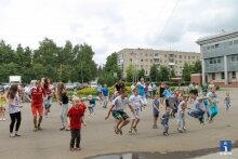 Участники массовой зарядки в Ивантеевке прыгают, дети и взрослые улыбаются